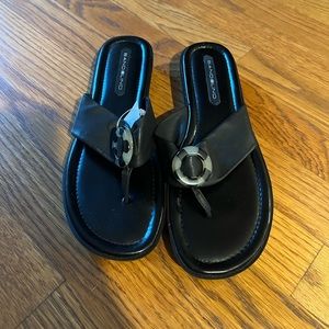 NIB Bandolino black leather flip flops, size 9.5